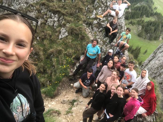 A k�pen k�lt�ri, szem�ly, ruh�zat, fa l�that�

Automatikusan gener�lt le�r�s