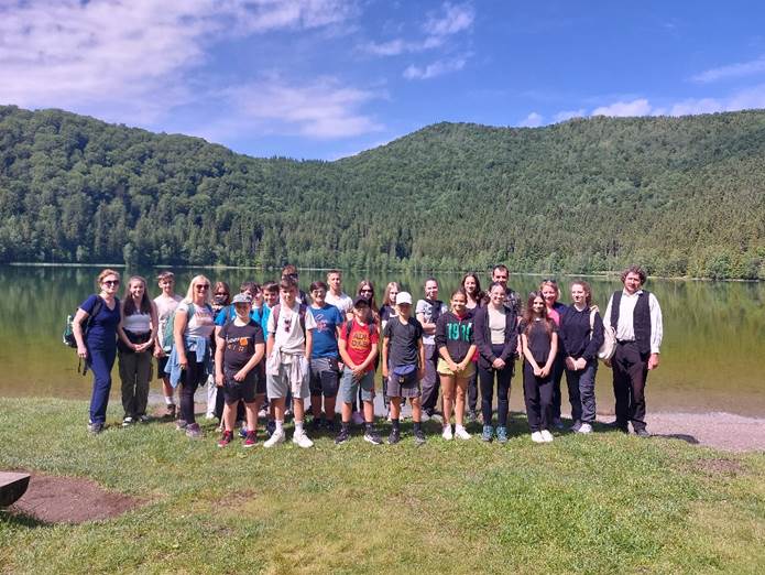 A k�pen k�lt�ri, ruh�zat, �g, szem�ly l�that�

Automatikusan gener�lt le�r�s