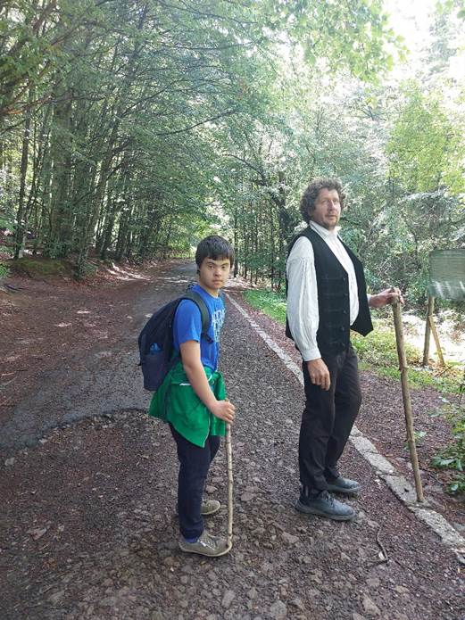 A k�pen k�lt�ri, fa, ruh�zat, l�bbelik l�that�

Automatikusan gener�lt le�r�s