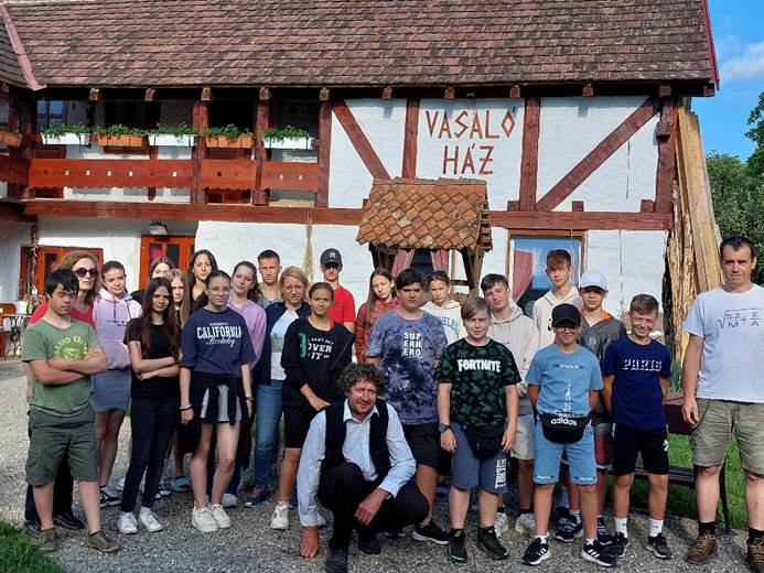 A k�pen ruh�zat, szem�ly, k�lt�ri, ember l�that�

Automatikusan gener�lt le�r�s