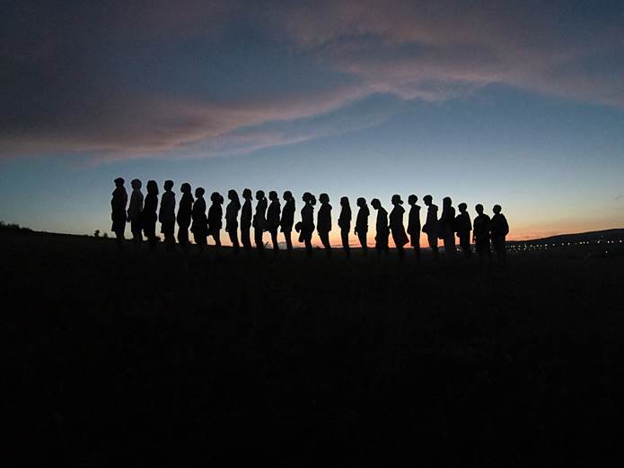 A k�pen �g, k�lt�ri, napnyugta, felh� l�that�

Automatikusan gener�lt le�r�s