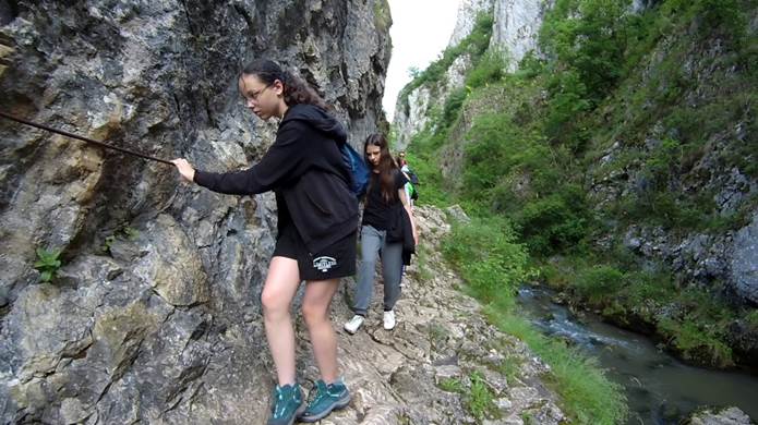 A k�pen k�lt�ri, term�szet, szem�ly, ruh�zat l�that�

Automatikusan gener�lt le�r�s